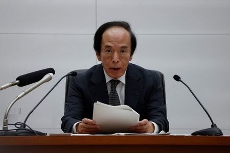 　９月１９日、日銀の植田和男総裁は金融政策決定会合後の記者会見で、保有している上場投資信託（ＥＴＦ）の売却を決定した理由について、金融機関から買い入れた株式を処分する過程で有益な知見が蓄積され、実務的にもめどがついたからだと説明、特定の株価水準を念頭においた判断ではないとした。写真は同日、日銀本店で記者会見する植田氏（２０２５年　ロイター/Manami Yamada）