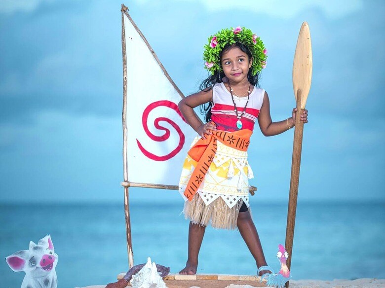 モアナのコスプレをする少女　Rayyu Maldives-Unsplash