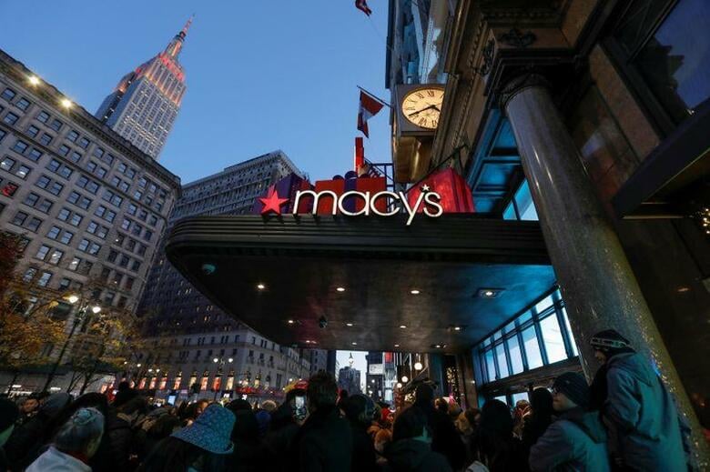 米百貨店大手メーシーズは新型コロナウイルス感染拡大に伴い一時的に閉店していた米国内の店舗のうち、感染拡大抑制策が緩和された州にある68店舗の営業を5月4日に再開すると発表した。ニューヨークで昨年11月撮影（2020年　ロイター/Andrew Kelly）