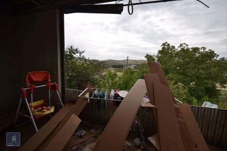 　９月２９日、旧ソ連アゼルバイジャンの国防省は２９日、アルメニア人勢力が実効支配するアゼルバイジャン南部ナゴルノカラバフ自治州を巡る両国の戦闘は２８日夜も続いたと声明で発表した。写真はアゼルバイジャン軍の砲撃を受けたと現地の人が話す家。提供写真（２０２０年　ロイター／Foreign Ministry of Armenia）