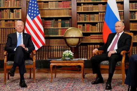 　米国のバイデン大統領とロシアのプーチン大統領が、緊迫するウクライナ情勢を巡り、７日にオンライン会談を行うことになった。ジュネーブで６月撮影（２０２１年　ロイター/DENIS BALIBOUSE）