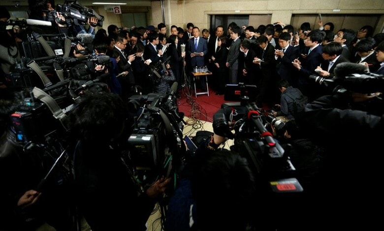 ３月１２日、財務省は、午後の参院予算委に学校法人「森友学園」への国有地売却を巡る決裁文書書き換えの調査報告を提示した。写真はメディアの質問に答える麻生財務相。財務省で撮影（２０１８年　ロイター／Toru Hanai）