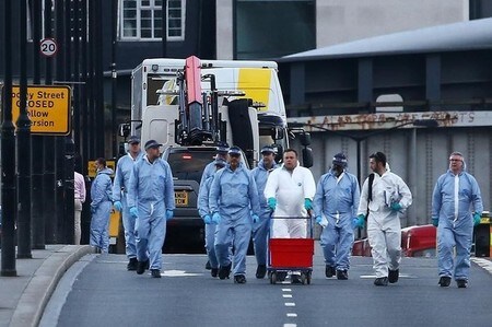 　６月４日、英ロンドン中心部で歩行者などを襲撃された事件では、ロンドン市民が椅子やテーブルを男らに投げつけるなどして応戦する場面があった。写真は４日、現場のロンドン橋付近を調べる捜査官ら（２０１７年　ロイター/Neil Hall）