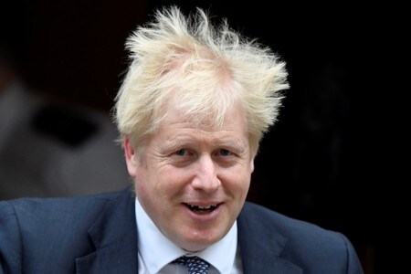 １０月２４日、ジョンソン英首相（写真）は英国の欧州連合（ＥＵ）離脱（ブレグジット）を巡る議会のこう着状態を打破するため、総選挙の前倒しを提案した。ロンドンの首相官邸前で２3日撮影（２０１９年　ロイター/Toby Melville）