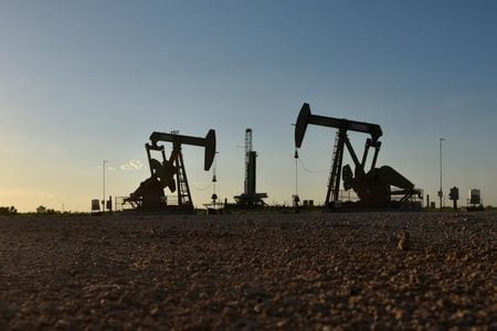 米国時間の原油先物は一時１バレル＝５ドル超下落し、１年超ぶりの安値を付けた。スイスの金融大手クレディ・スイスに対する不安が世界市場を脅かし、中国の石油需要回復への期待を打ち消した。（２０２３年　ロイター／Nick Oxford/）
