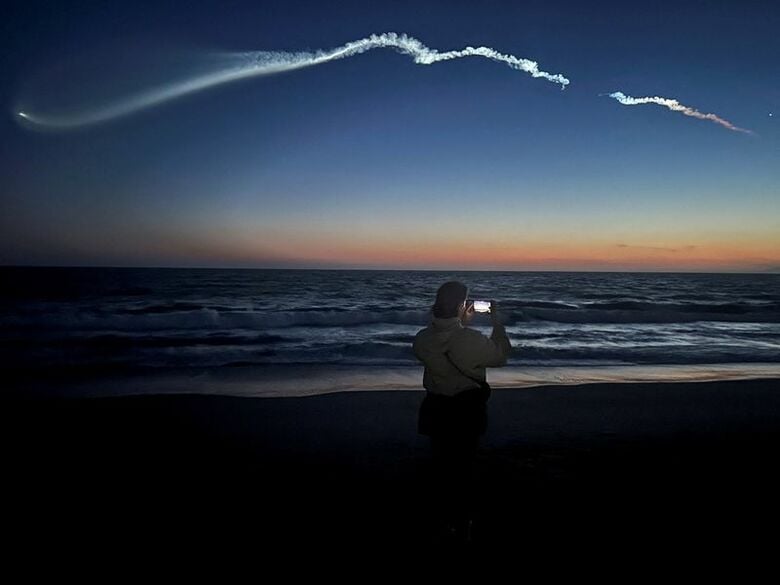 スターリンク衛星を搭載したファルコン9の打ち上げ、米カリフォルニア州ロサンゼルスで4月6日撮影　REUTERS/Daina Beth Solomon/File Photo