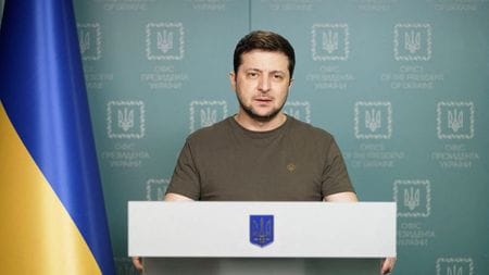 ウクライナのゼレンスキー大統領は３１日、オランダ議会でビデオ演説し、軍事支援に謝意を表明するとともに、ロシアに対する強力な制裁の必要性を訴えた。４日撮影（２０２２年　ロイター/Press Service/Handout via REUTERS）