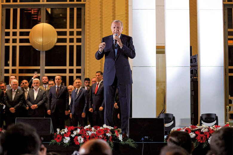 一時は野党優勢も伝えられたが、しぶとく再選を勝ち取り、大統領官邸前で勝利演説を行うエルドアン　UMIT BEKTASｰREUTERS