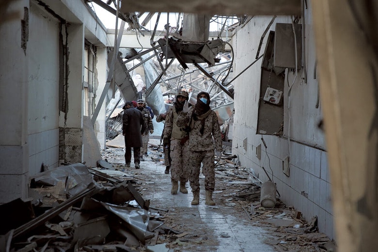 空爆されたカブールの病院を見回るアフガン兵　SAMI JANｰDPAｰREUTERS