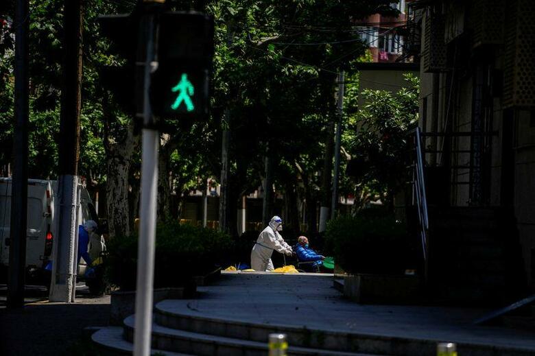 中国の上海市で、新型コロナウイルスの感染を徹底的に封じ込めるため1カ月余り前に始まったロックダウン（都市封鎖）は、まだしばらく解除されそうにない。上海で5日撮影（2022年　ロイター/Aly Song）
