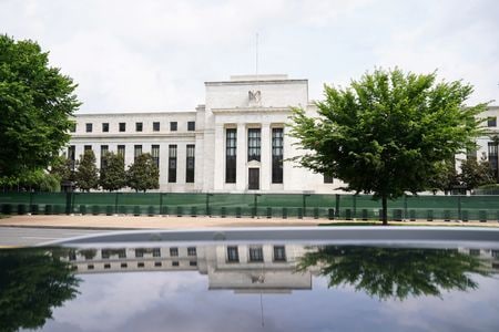 　米連邦準備理事会（ＦＲＢ）の当局者は２９日、世界金融市場の足元の混乱や金融引き締めによる米労働市場鈍化の兆しに動じることなく、インフレ退治に向けて今後も利上げを続ける姿勢を示した。写真はＦＲＢの建物。ワシントンで６月撮影（２０２２年　ロイター/Sarah Silbiger）
