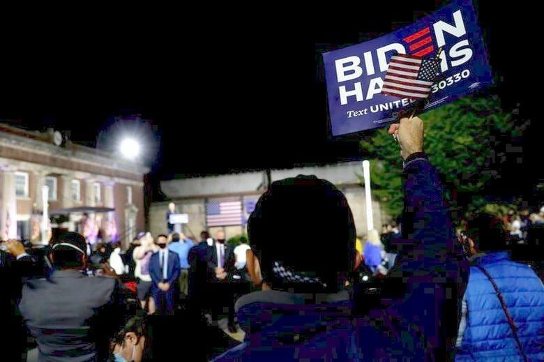 米大統領選挙に向けて共和党候補のトランプ大統領と民主党候補バイデン前副大統領の初対決となった9月29日のテレビ討論会を受け、英国の賭けサイトでバイデン氏が勝利する確率が上昇している。ペンシルベニア州ジョンズタウンで9月撮影(2020年　ロイター/MIKE SEGAR)