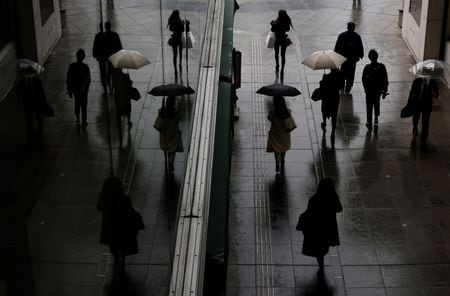 　１１月１５日、厚生労働省は、東京都で新たに１万１１９６人の新型コロナ感染が確認されたことを明らかにした。都内で同日撮影（２０２２年　ロイター/Kim Kyung-Hoon）