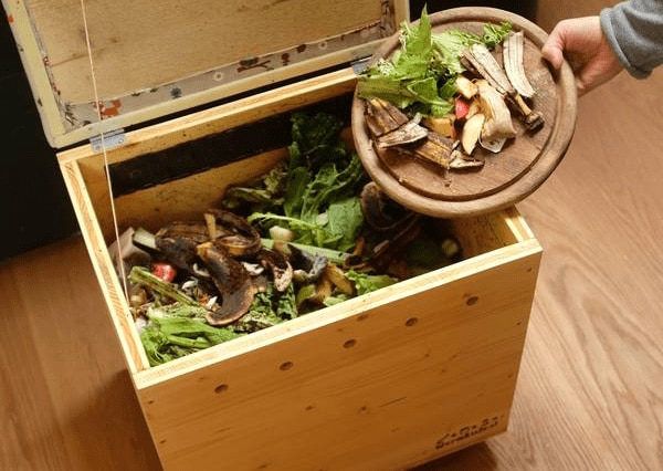 オーストリアのヴィッツェネダー兄弟が考案した木製椅子型ミミズコンポスト。木は同国産の針葉樹。乾燥した場所に置けば15年は使えるという　&copy; wurmkiste.at