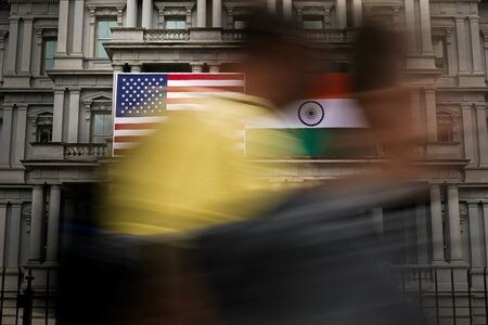 ホワイトハウスのアイゼンハワービルに掲げられた米国とインドの国旗。2023年6月21日、米ワシントンで撮影。REUTERS/Elizabeth Frantz