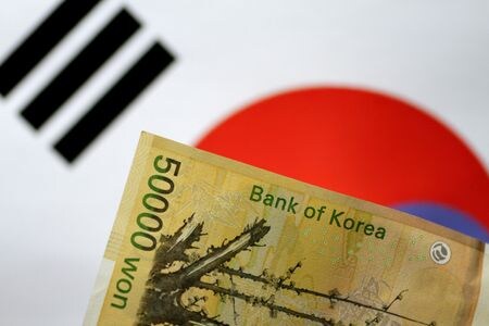 序盤のニューヨーク外為市場で、韓国ウォンが対ドルで約２年ぶりの安値を付けた。２０１７年５月撮影（２０２４年　ロイター/Thomas White）
