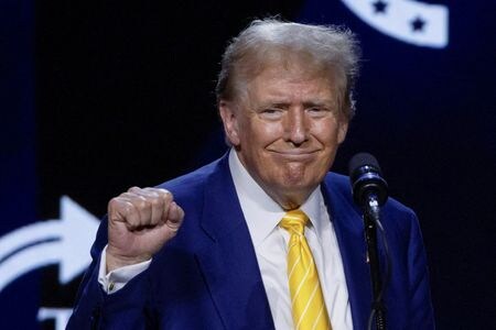 米大統領選で再選を目指す共和党候補のトランプ氏は６日にサンフランシスコで開いた資金集めのイベントで、自分は熱心な暗号資産（仮想通貨）推進派だと売り込み、仮想通貨を規制しようとしていると民主党を批判した。写真はアリゾナ州フェニックスで６日撮影（２０２４年　ロイター／Carlos Barria）