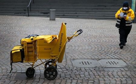 １月のユーロ圏購買担当者景気指数（ＰＭＩ）速報値は、総合指数が４７．５となり、前月の４９．１から大きく低下した。ロックダウン下の独フランクフルトでの郵便配達、２１日撮影。（２０２１年　ロイター/Kai Pfaffenbach）