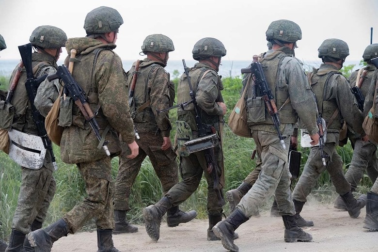 サハリン島での軍事演習に参加する兵士たち（2021年6月25日）　Sergey Rusanov-Shutterstock