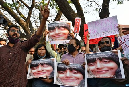 　    スウェーデンの環境活動家グレタ・トゥンベリさんがインドの農業改革法に抗議する農家を支援するためにツイッターで公開した資料の作成に関与したとして、扇動の疑いでインドの２２歳の環境活動家が逮捕されたことについて、同国で１５日、政治家や活動家から非難の声が出た。写真は逮捕に抗議する人たち。１５日ベンガルールで撮影（２０２１年　ロイター/Samuel Rajkumar）