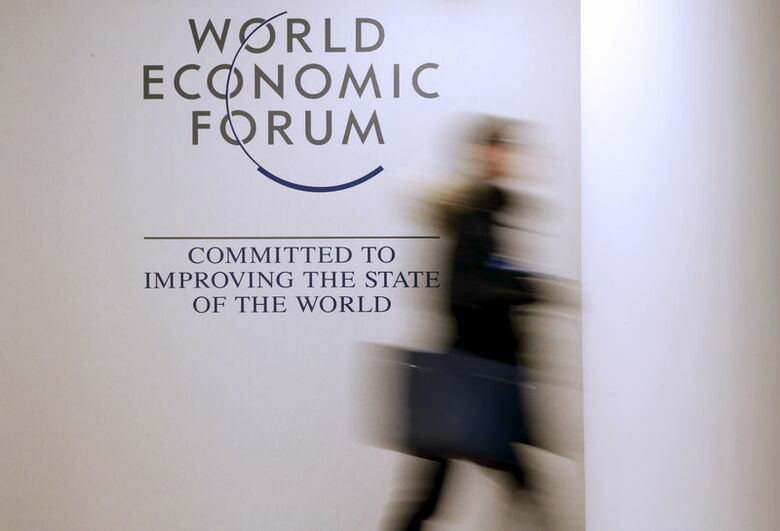 １月１９日、世界経済フォーラム（ＷＥＦ）が発表した分析報告書によると、ロボットや人工知能（ＡＩ）の台頭などが労働市場に大きな影響を及ぼすと指摘。写真は、ＷＥＦのロゴ。スイスのダボスで１８日撮影（２０１６年　ロイター／Ruben Sprich）