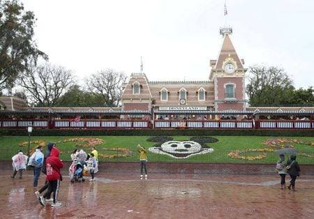 ３月１７日、米ウォルト・ディズニーはカリフォルニア州のディズニーランド・リゾートの営業を４月３０に再開すると発表した。写真は２０２０年３月、カリフォルニア州アナハイムのディズニーランド・リゾート（２０２１年　ロイター／Mario Anzuoni）