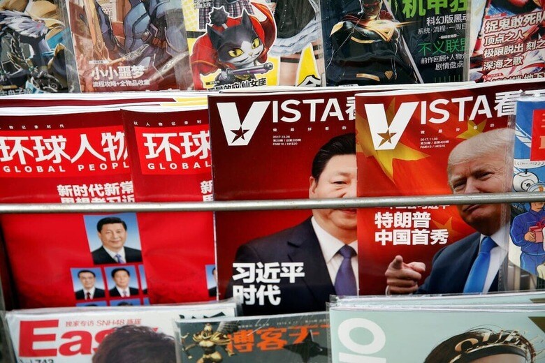 習近平とトランプの表紙を並べた中国のニューススタンド（2017年、北京）　REUTERS/Aly Song