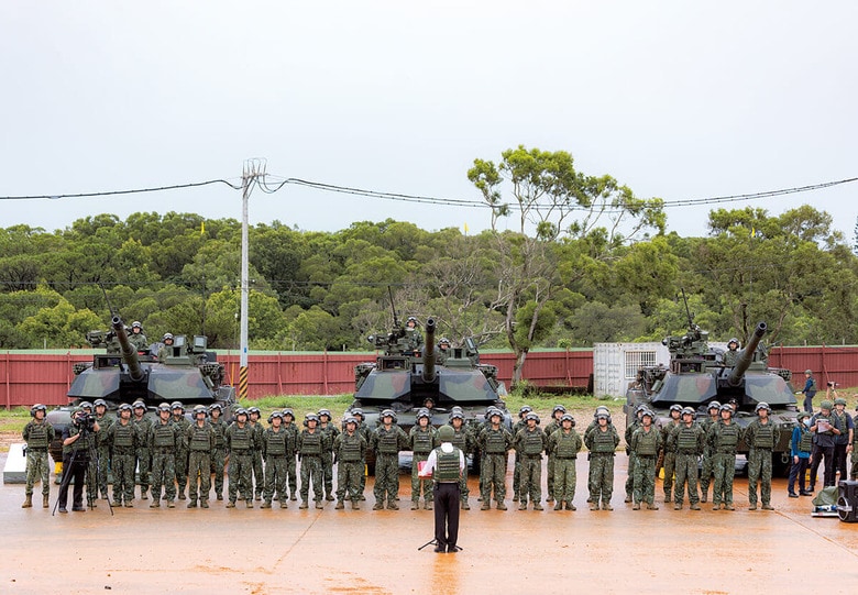 準備万端中国軍の侵攻を想定した実弾射撃訓練に当たり訓示する頼清徳総統（後ろ姿、7月10日）　TAIWAN DEFENSE MINISTRY―HANDOUT―ANADOLU／GETTY IMAGES
