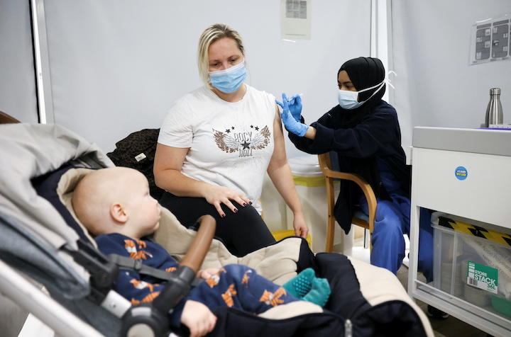 ロンドンのショッピングセンターの一画に設けられたワクチンの接種会場　Henry Nicholls-REUTERS