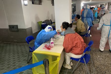 　中国本土で３月２０日に確認された症状のある新規国内感染者は１９４７人と、前日の１６５６人から増加した。国家衛生健康委員会が２１日発表した。上海の団地で１９日撮影（２０２２年　ロイター／Xihao Jiang）