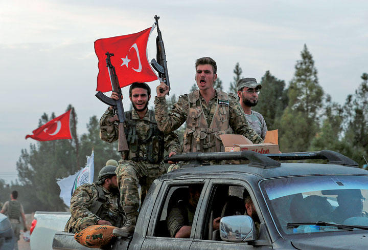 トルコの支援を受けたシリアの反体制武装勢力（10月17日、トルコ南部アクチャカレ）　MURAD SEZER-REUTERS