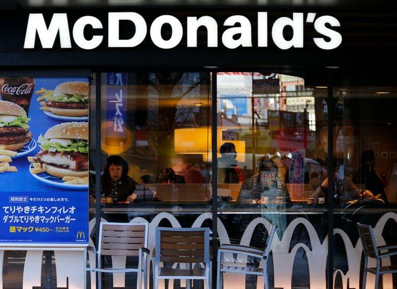 日本マクドナルドは14日、緊急事態宣言の解除が決まった39県について、店内での飲食を15日から順次開始すると発表した。2015年1月7日、都内で撮影(2020年　ロイター/Issei Kato)