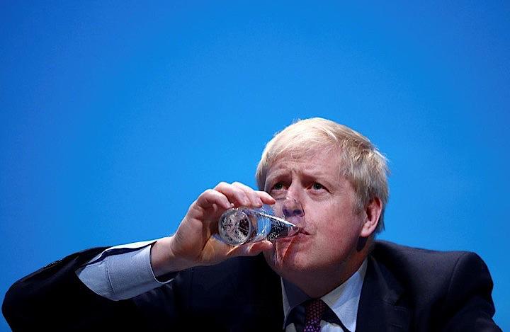 メイ英首相の後継レースで優位に立つジョンソン前外相（写真）に対する与党・保守党員の感情は複雑だ。英バーミンガムで２２日撮影（２０１９年　ロイター/Hannah McKay）