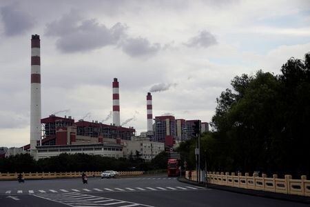 中国で石炭で発電された電力の割合が、５月に過去最低の５３％となったことが分かった。写真は石炭を使用した火力発電所。上海で２０２１年１０月撮影（２０２４年　ロイター/Aly Song）