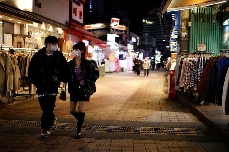 韓国の新型コロナウイルスの新規感染者が26日、583人となり、3月以来の高水準を記録した。写真はコロナの影響で人出の少ないソウル市内のショッピング街。2020年11月24日に撮影。（2020年　ロイター／Kim Hong-Ji）