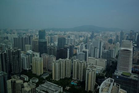 　９月１５日、中国南部・広州市は不動産開発業者に対し、住宅販売価格を最大２０％値下げすることを許可した。写真は広州市の商業ビルや集合住宅。２０１７年１０月撮影（２０２２年　ロイター／Bobby Yip）