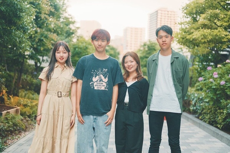 写真左から、慶應義塾大学の総合政策学部3年の児玉英里さん、環境情報学部4年の宮沢桜太朗さん、通信教育課程 経済学部3年の鈴木日和子さん、環境情報学部4年の藤田光燿さん
