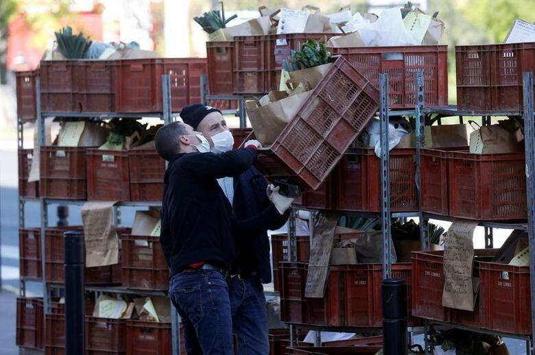 フランス保険当局は1日、新型コロナウイルスの死者が509人増え、合計4032人に達したと発表した。パリ近郊で撮影（2020年　ロイター/CHARLES PLATIAU）