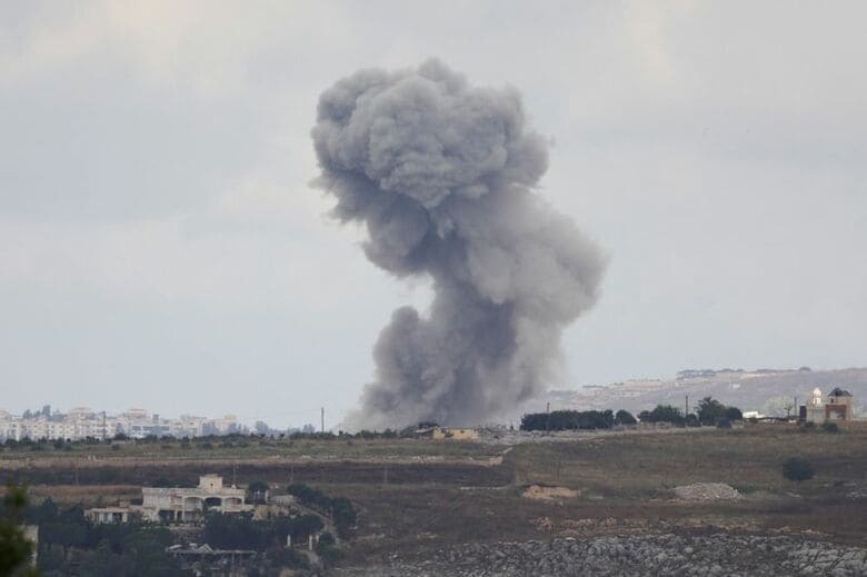6月14日、イスラエルの攻撃を受けたレバノン南部から立ち上る煙。REUTERS