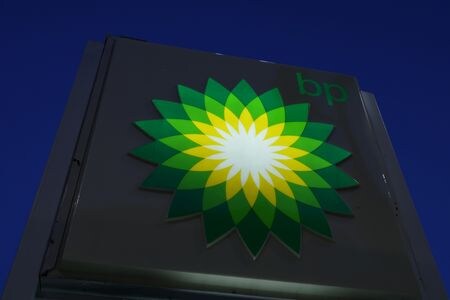 　英石油大手ＢＰは４日、埋め立て地から発生するガスを再生可能天然ガス（ＲＮＧ）に加工する工場を米国で稼働させた。ＢＰのロゴの資料写真(２０２３年　ロイター/Andrew Kelly)