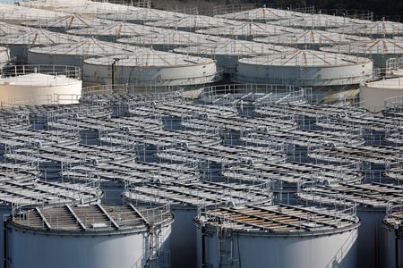 自民党の茂木敏充幹事長は２５日の記者会見で、東京電力福島第１原発の処理水放出計画に対する中国の反発について「中国には科学的根拠に基づいた議論を行うように強く求めたい」と述べた。写真は福島第１原子力発電所内のタンク。３月撮影。（2023年 ロイター/Kim Kyung-Hoon）