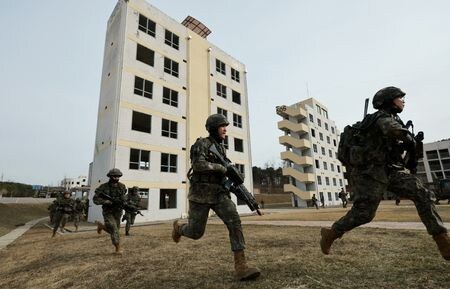 　北朝鮮は４月６日、米韓が合同軍事演習を通じて核戦争の瀬戸際まで緊張を高めていると非難し、「攻撃的行動」で対抗すると表明した。写真は韓国・坡州の非武装地帯付近の軍事訓練場で、韓米合同軍事演習に参加する韓国軍兵士ら。３月１６日撮影。聯合ニュース提供写真（２０２３年　ロイター）