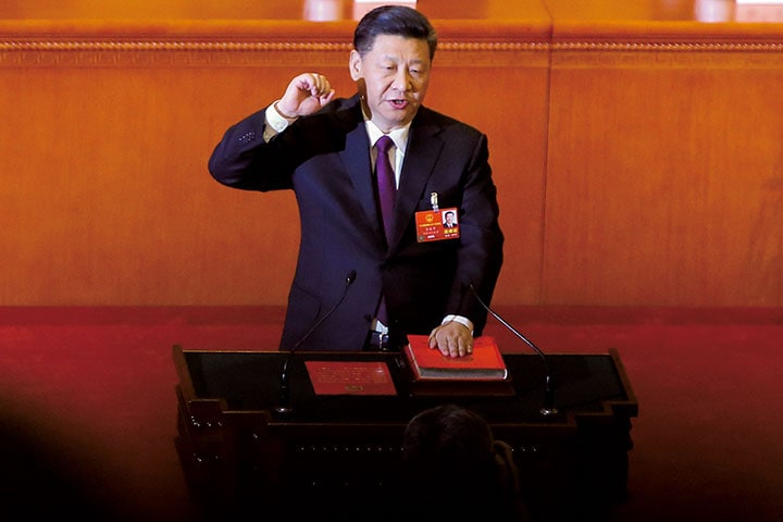 全人代で憲法に手を置き宣誓する習近平国家主席（3月17日）　Thomas Peter-REUTERS