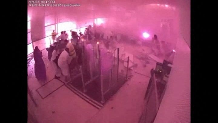 写真は１０日、サウジアラビアのキング・ハーリド国際空港への攻撃の瞬間を映した監視カメラの映像。サウジ・メディア省提供（２０２６年　ロイター）