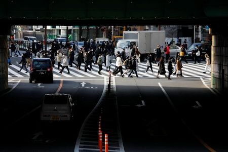 　１月７日、岸田文雄首相は、新型コロナウイルスの感染拡大防止策として、現時点で緊急事態宣言は検討していないことを改めて説明した。都内で先月１９日撮影（２０２２年　ロイター／Issei Kato）