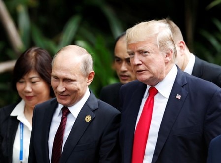 ６月２８日、米・ロシア政府はトランプ大統領（右）とプーチン大統領（左）が７月１６日にフィンランドの首都ヘルシンキで会談すると発表した。写真は２０１７年１１月、ベトナム・ダナンで開催されたＡＰＥＣ首脳会議で撮影（２０１８年　ロイター/Jorge Silva）