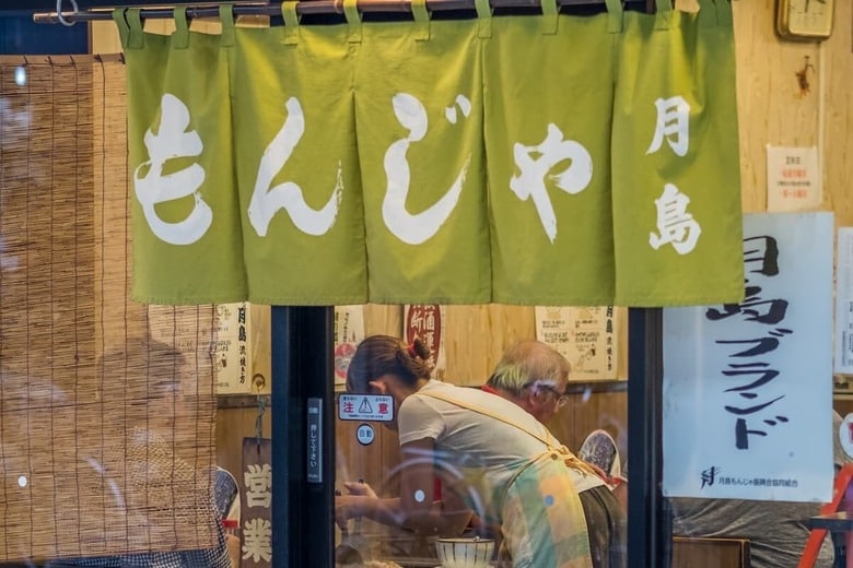 一部の業種では長らく、女性と高齢者に労働力を頼ってきた。今後はもうそれが通用しなくなる（写真は本文と関係ありません）　MAHATHIR MOHD YASIN-shutterstock