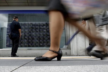 　７月２４日、東京株式市場で日経平均は続落。終値は２万円を割れ、７月７日以来、半月ぶりの安値を付けた。前週末の米国株安と一時１ドル１１０円台まで円高に振れた為替が重荷となり、２００円近く下落する場面があった。写真は都内で２０１５年８月撮影（２０１７年　ロイター／Yuya Shino）