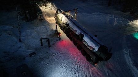 写真は演習中のロシアのミサイル部隊。4月2日に撮影。ロシア国防省提供。REUTERS