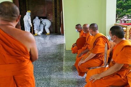タイで新型コロナウイルス感染による死者が１２日、新たに３４人報告され、１日の死者数として過去最多を記録した。写真は、タイ・バンコク郊外の寺院における遺体火葬場での様子。２０２１年５月５日に撮影。（２０２１年　ロイター／Athit Perawongmetha）